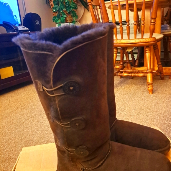 WOMEN'S UGG AUSTRALIA CHOCOLATE BROWN TRIPLE BAILEY BUTTONS SIZE 11 - Picture 3 of 8